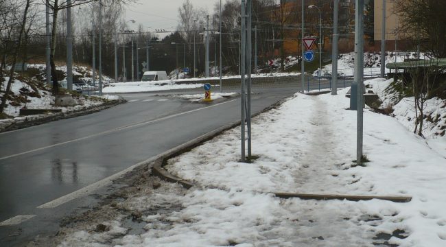 Dobudování chodníku od kruhového objezdu na Březenec