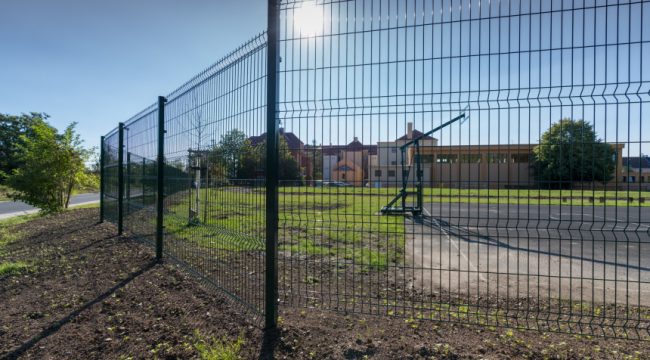 Nové oplocení hřiště ZŠ Kadaňská